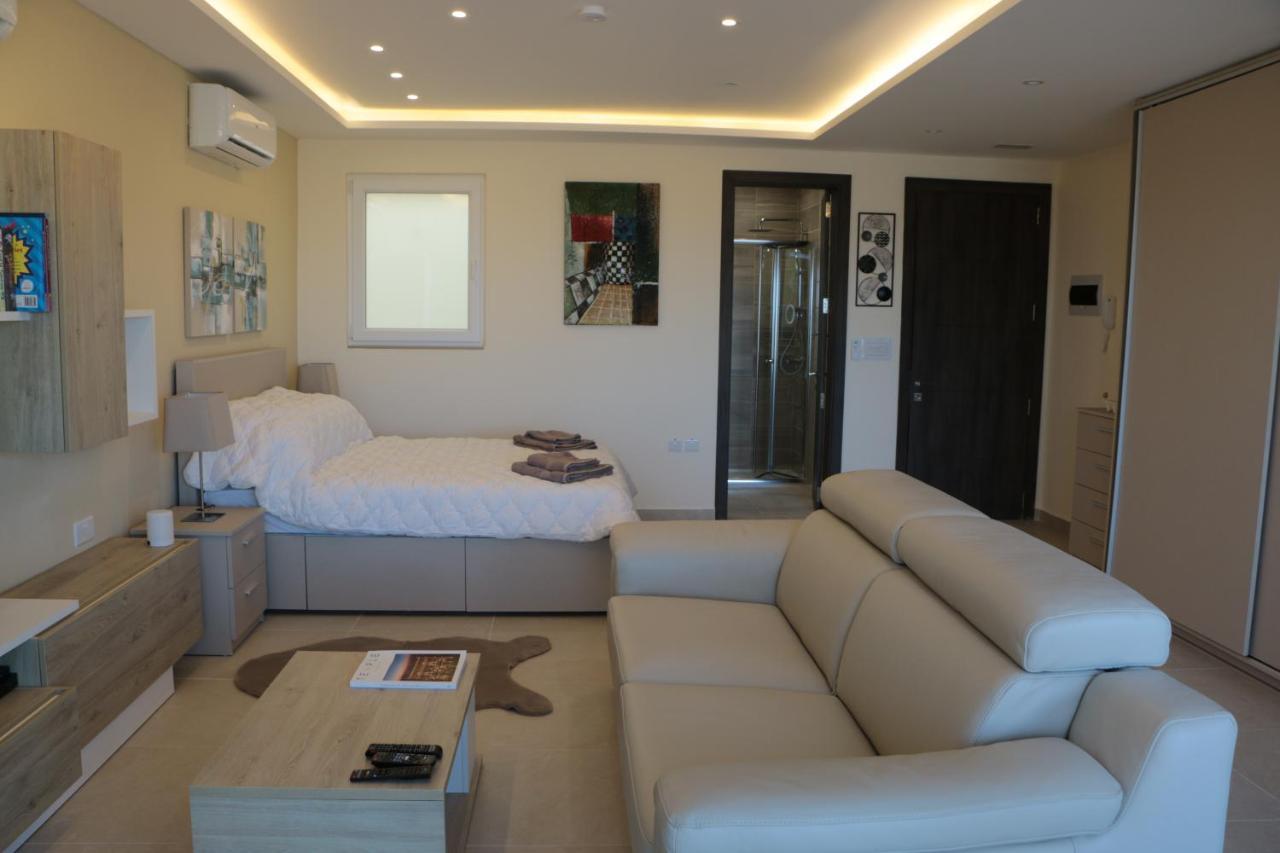 Wileg 4A Luxury Studio Apartment With Shared Swimming Pool. Qala Екстер'єр фото